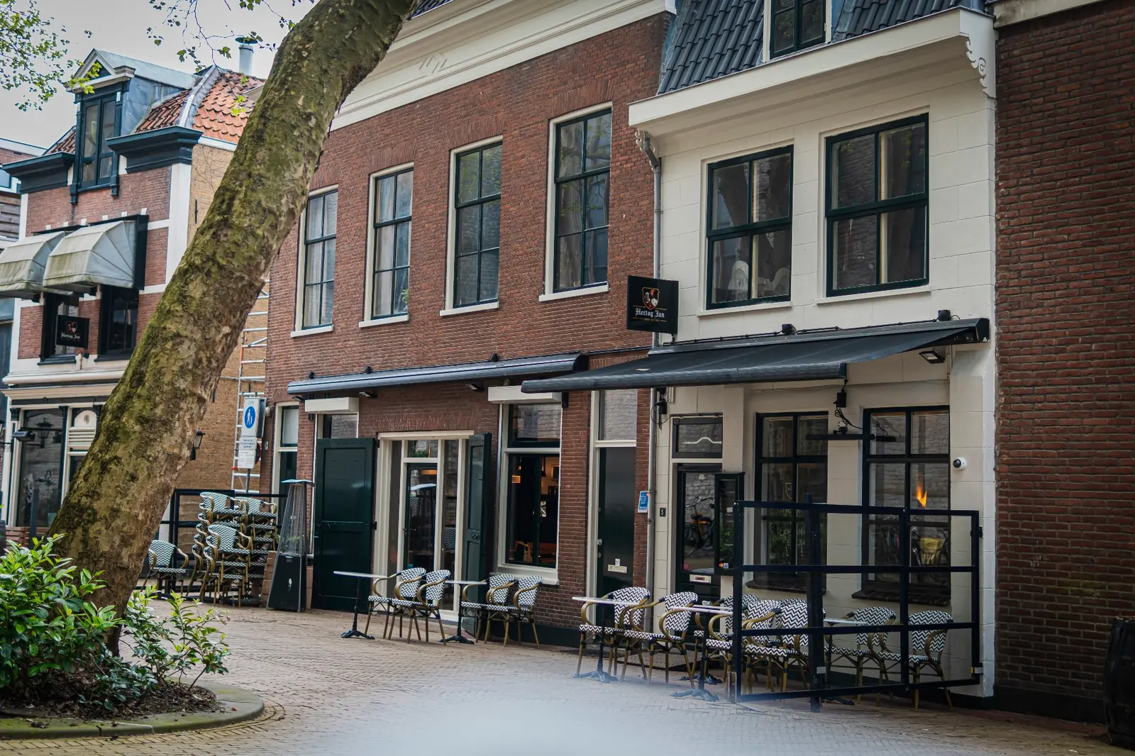 De ingang van café Check's Achter de Kerk in Gouda centrum, achter de Sint-Janskerk